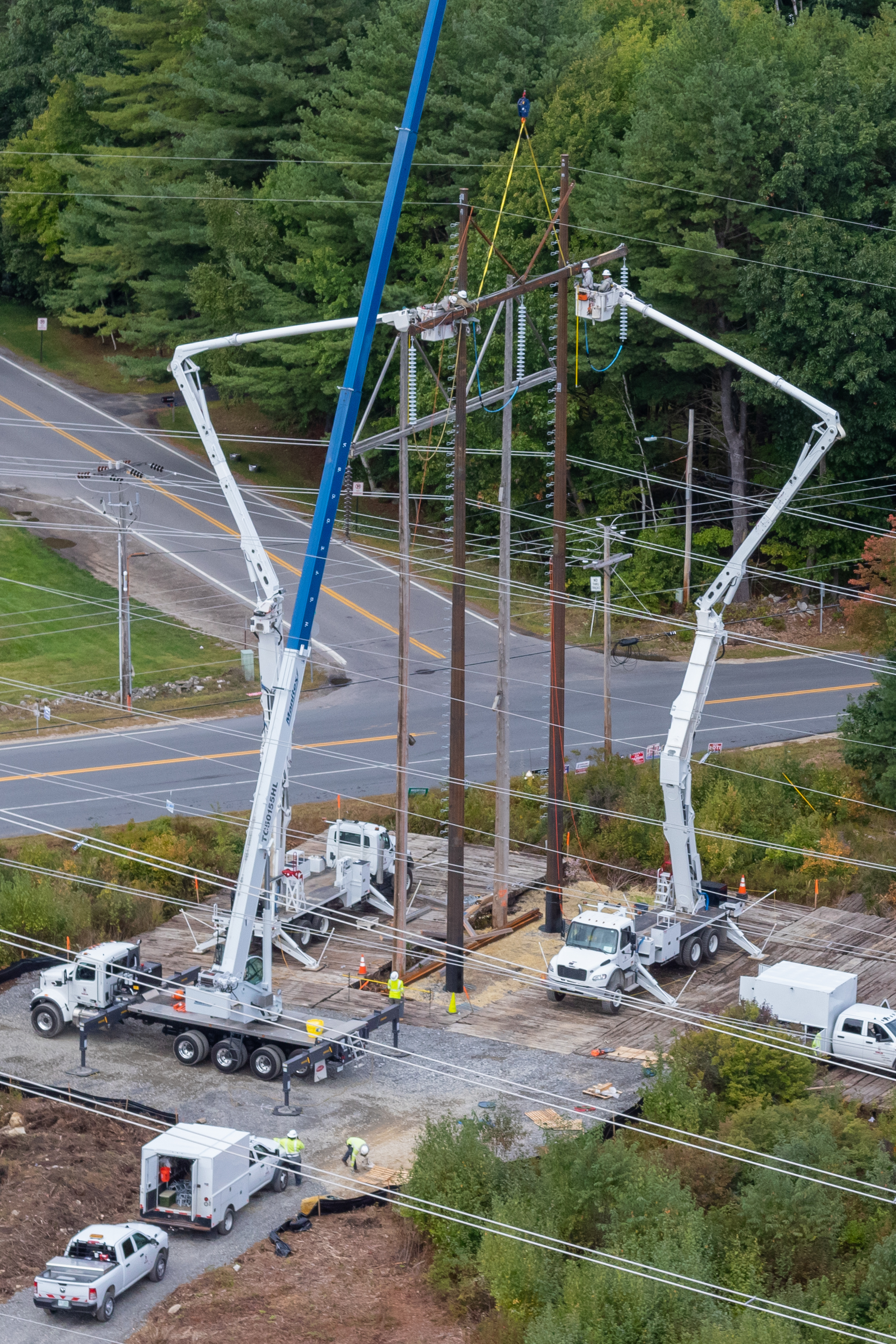 With several other 345-kV circuits in the same corridor, Harlan Electric team members had to be mindful of what they worked on and the proximity to other circuits when positioning bucket trucks and other equipment. Photo by Harlan Electric Co.