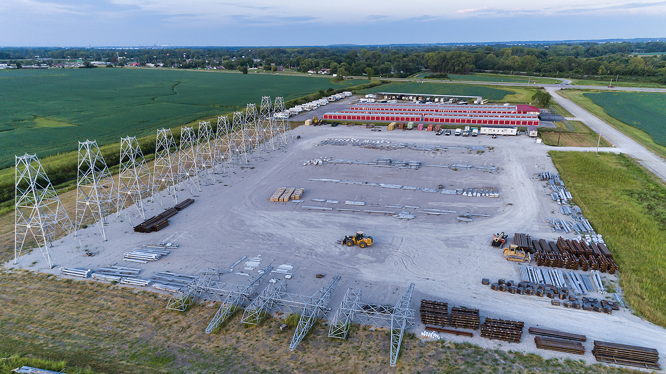 At L.E. Myers’ south build yard, towers were constructed from thousands of pieces. Because some towers were taller than 200 feet, the FAA required them to have lights to avoid aviation hazards. Photo by Scott Evers.