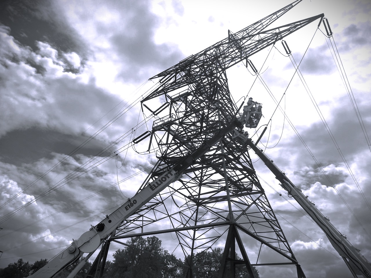 The project called for 59 COR-TEN lattice towers ranging from 93 to 235 feet. Photo by The L.E. Myers Co.