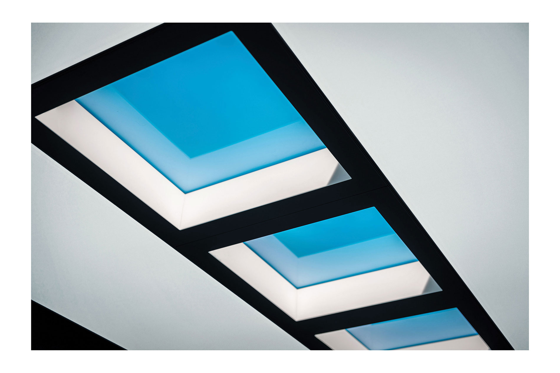 Luminaire designed like a skylight with blue and white lighting. Image by Signify.