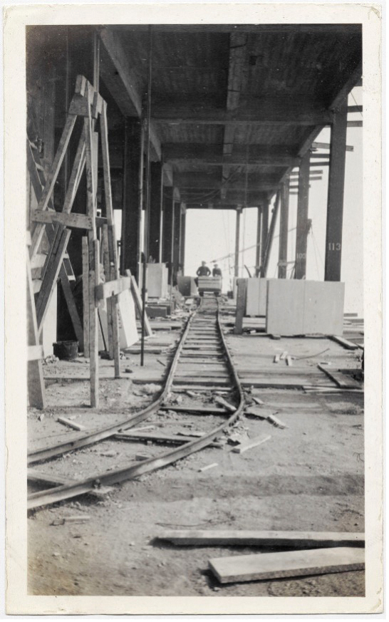 This narrow-gauge railway was progressively installed around the perimeter of each floor of the Empire State Building as it was built. Photo by THE SKYSCRAPER MUSEUM