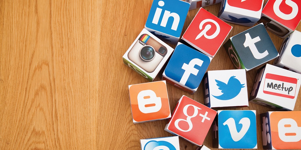 social_media_twitter_google_facebook_iStock_000027555541XLarge.jpg