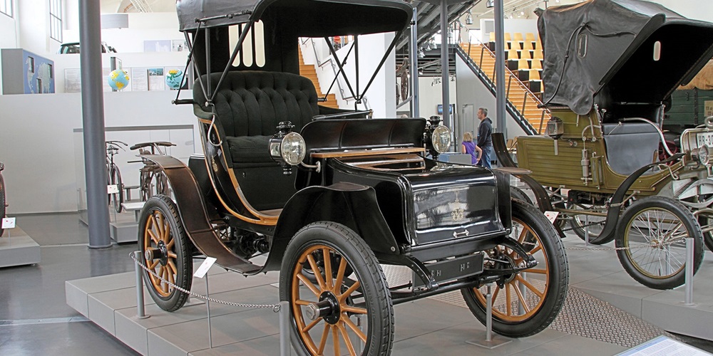 Flickr / George Sander / HTTPS: FLI KR/P/ASWYFS. A 20th century car display.