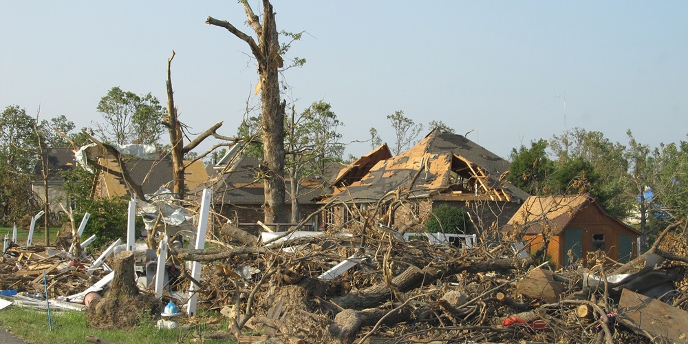 tornado-1650683_1920.jpg