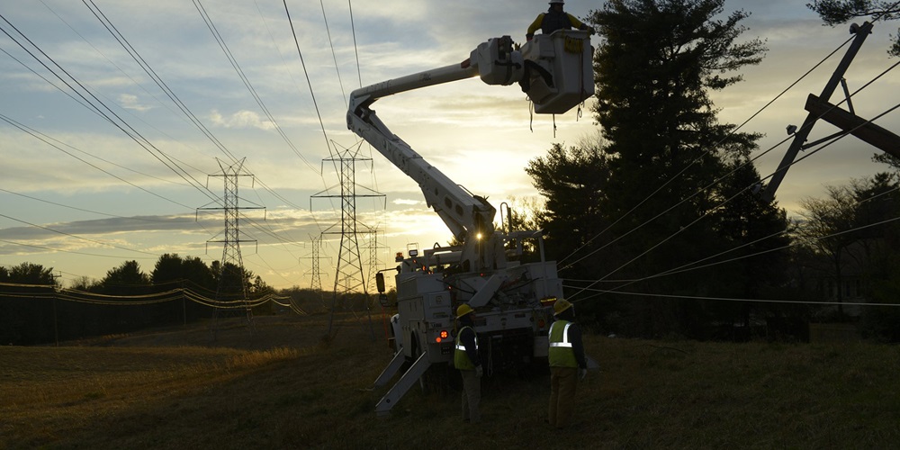 Pepco crew repairs downed powerlines. Credit: Pepco