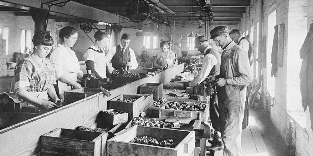 Service/Maintenance 0419 Photo Credit: Shutterstock / Everett Historical