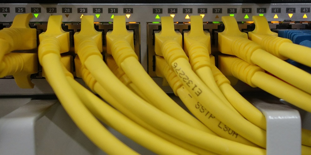 network-cables-499792_1920 blickpixel pixabay.jpg