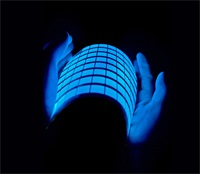 GE Reports OLED_hands_bend.jpg