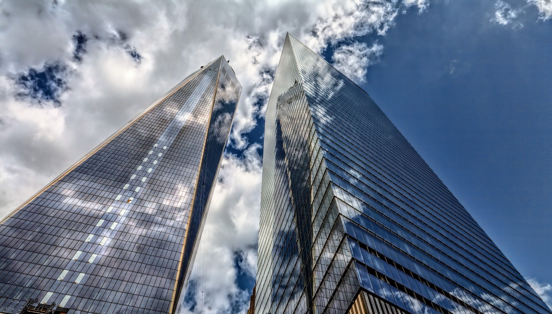 skyscraper-3094696_1920.jpg Image by jplenio from Pixabay