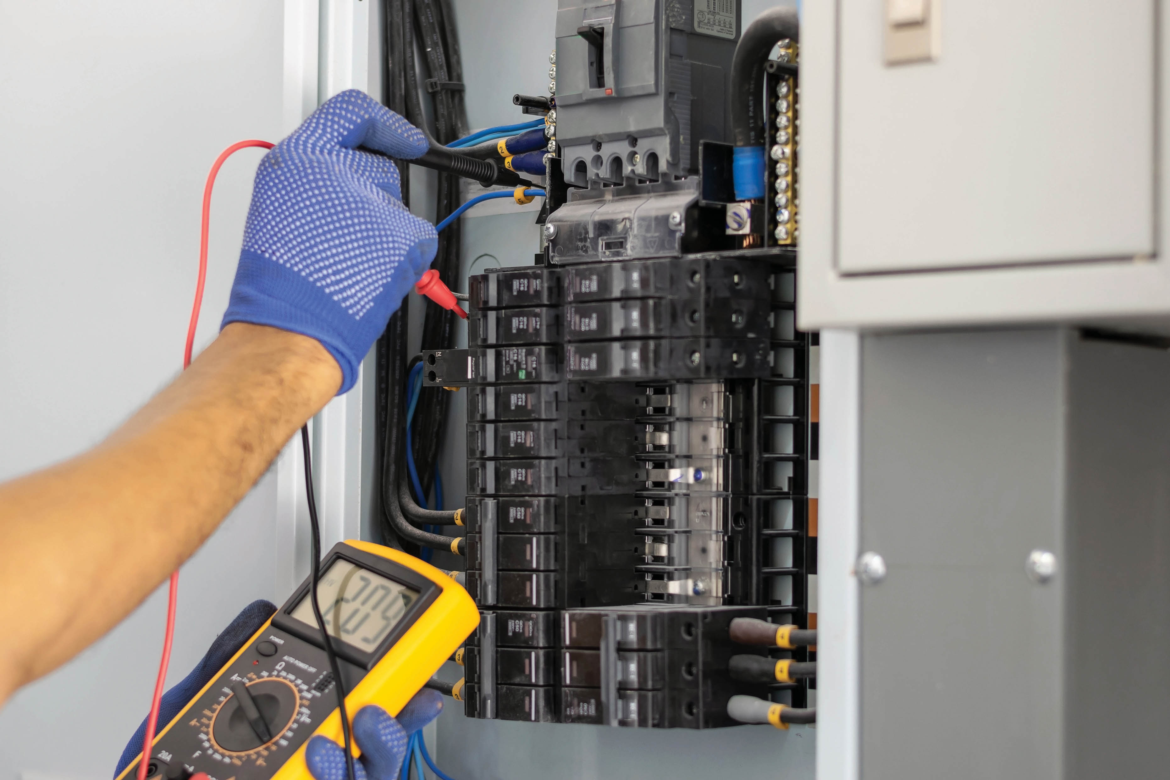 019_SL1121_toolboxtalk.jpg Voltage testing | Getty Images / wattanaphob