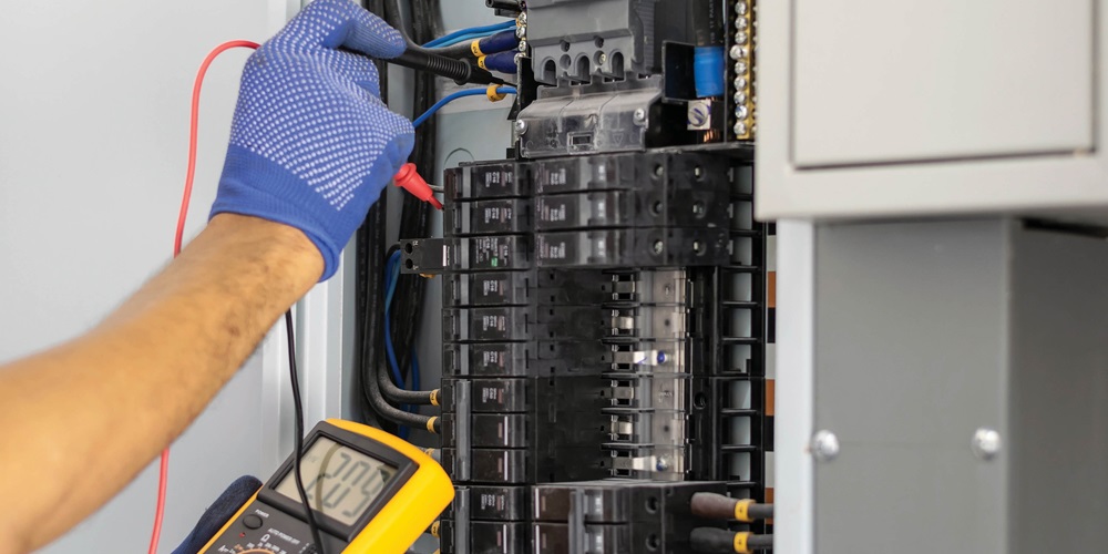 Voltage testing | Getty Images / wattanaphob