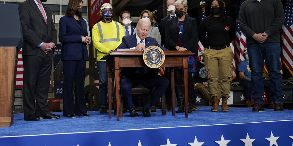 Signing of Executive Order on PLAs for federal projects 02-04-2022