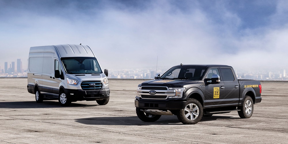 A Ford van and a truck in the forefront of a city. Image by Ford.