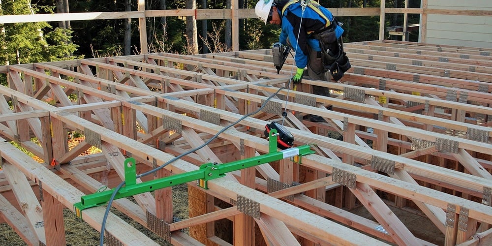 A worker using a fall arrest system | Photo by Barbara Mullings / Pixabay