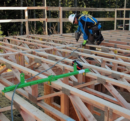 A worker using a fall arrest system | Photo by Barbara Mullings / Pixabay