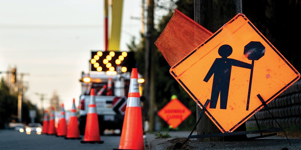 Traffic cones, a sign with arrows and a construction sign on a road. Image by Getty images / Daniel Avram.