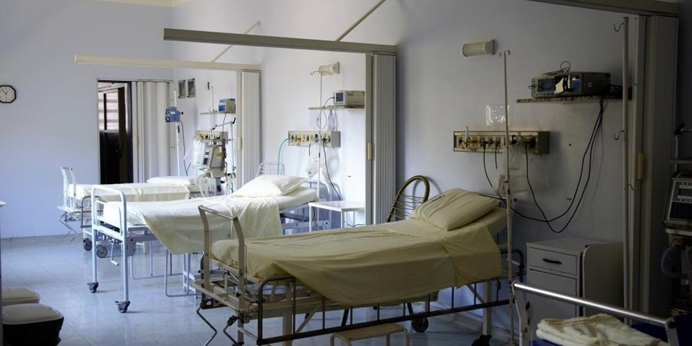 Hospital beds in a hospital room. Image by Pexels / Pixabay.