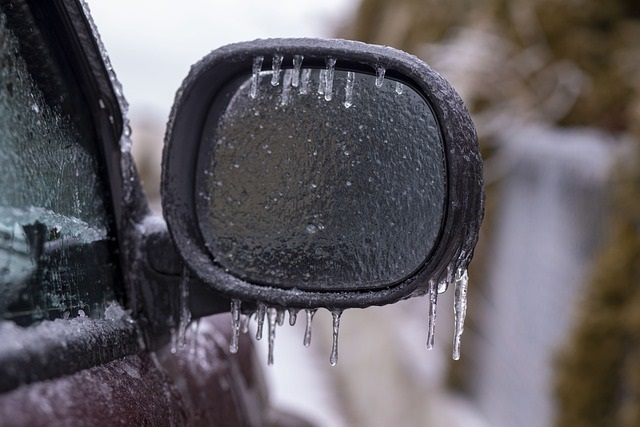ice on car side mirror / Image by Raksa R from Pixabay