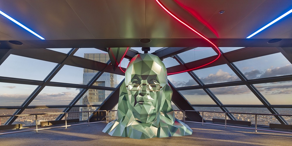 One Liberty Place in Philadelphia displayed this homage to America’s first electrician, Benjamin Franklin, until the pandemic caused the building’s observation deck to close permanently. Photo by Don Pearse Photographers, Inc.