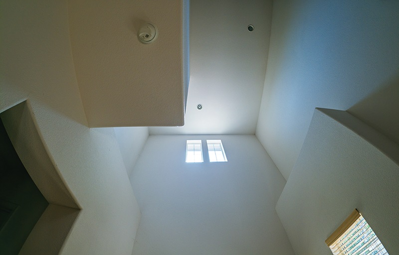 high ceiling with smoke detector