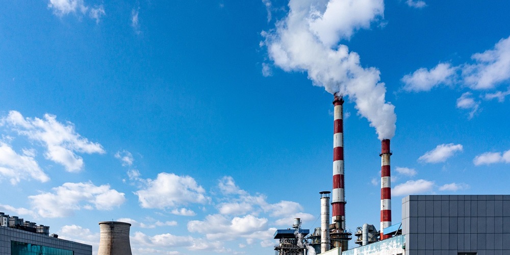 Image of a power plant similar to the Barry Steam Plant in Mobile, Alabama. Image by geng huang from Pixabay