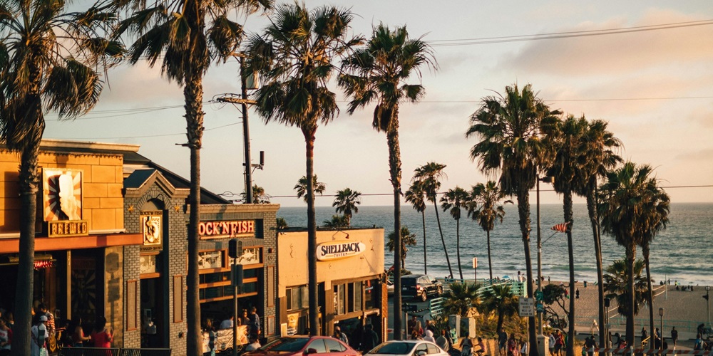 Sun setting on Manhattan Beach in Los Angeles. Photo by Roberto Nickson on Unsplash