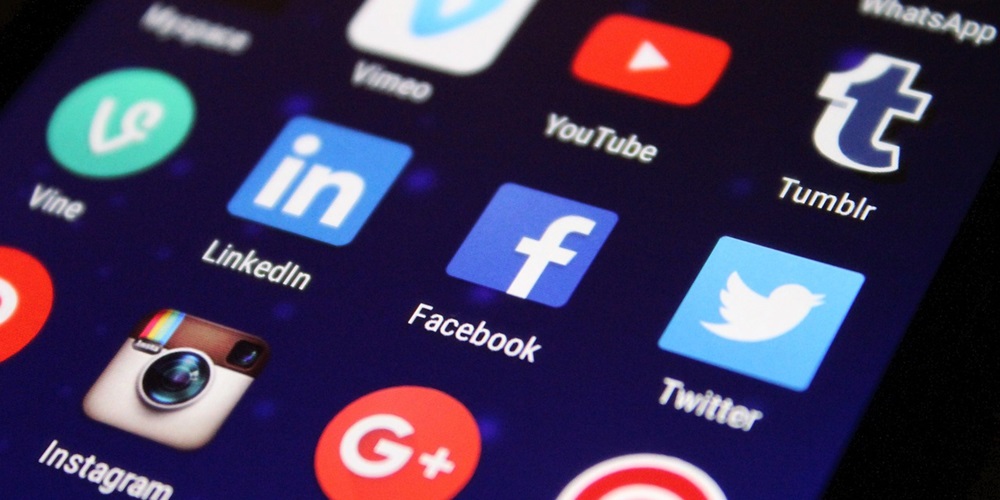 social media by Pixelkult from Pixabay