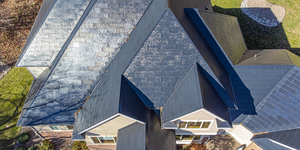 solar shingles Wikideas1, CC0, via Wikimedia Commons