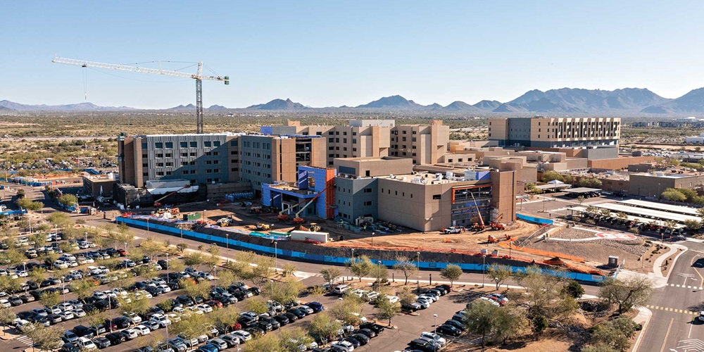 A large hospital under construction in the desert. Image by Cannon & Wendt.