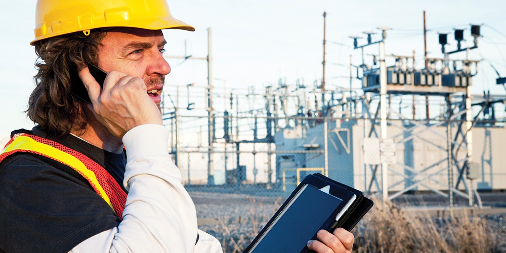 electrical_contractor_smatphone_technology_iStock_000019869926Large.jpg