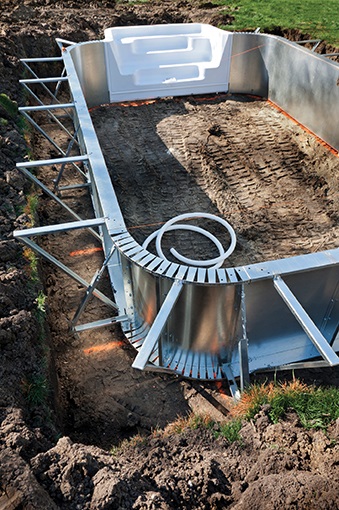 swimming_pool_hole_dirt_constuction_iStock_000017006448Medium.jpg