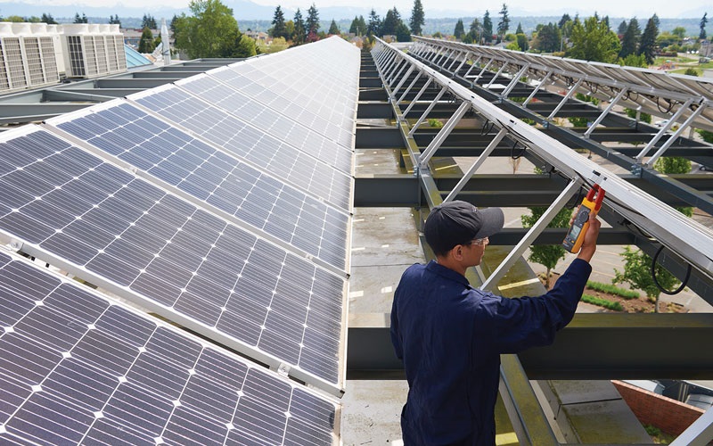 Testing a solar array with Fluke’s 393 FC Solar Clamp Meter |  www.fluke.com