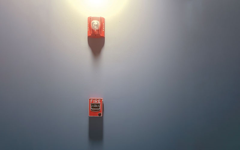 A strobe light installed above a fire alarm pull. SHUTTERSTOCK / PIXMEEUP